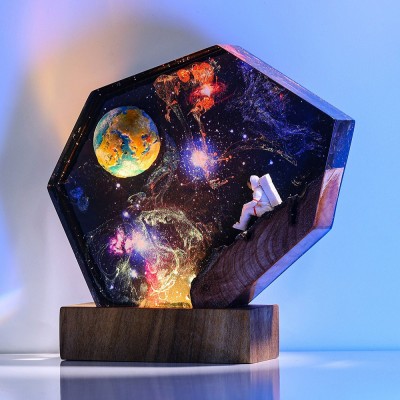Weltraum-Galaxie-Nachtlicht aus Kunstharz und Holz, interstellare Epoxidlampe